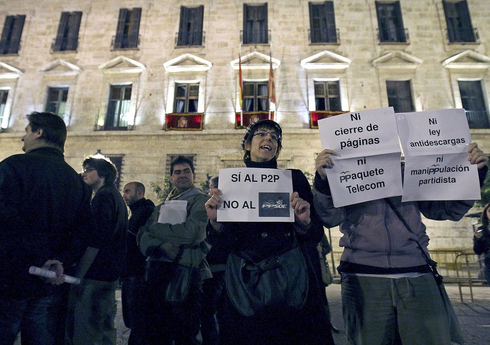 Foto: Protesta de internautas en Valencia (EFE)