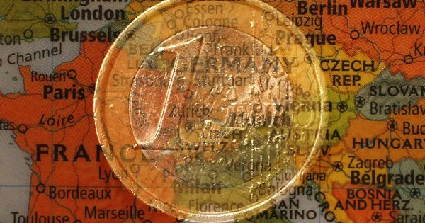 Foto: Una moneda de euro sobre un mapa de Europa. (Reuters)