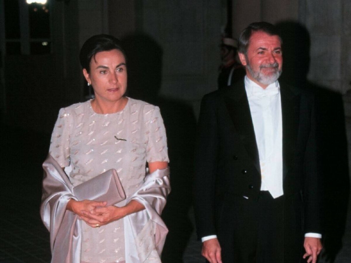 Foto: Jaime Mayor Oreja y su mujer, Isabel Bastida, en una recepción de los Reyes. (Europa Press)