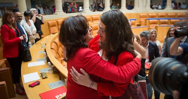 Foto: La socialista Concha Andreu (i) es felicitada por la diputada de Podemos, Raquel Romero. (EFE)