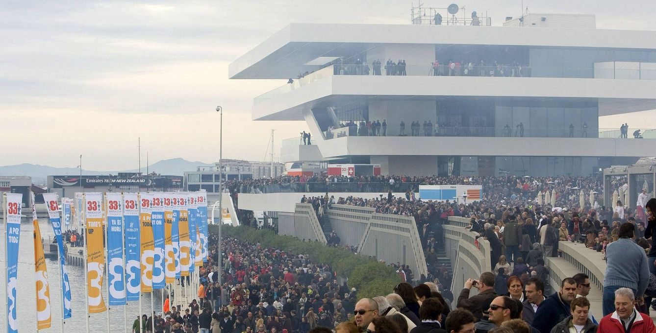Foto: Miles de personas en el entorno del edificio Veles e Vents del puerto de Valencia, al término de la mascletá con la que ha quedado inaugurada la 33 edición de la Copa del América  que se celebró en 2010. EFE/Biel Aliño