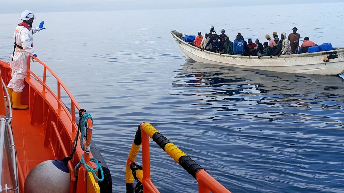 Salvamento Marítimo escolta hasta Gran Canaria a un cayuco con 65 hombres subsaharianos