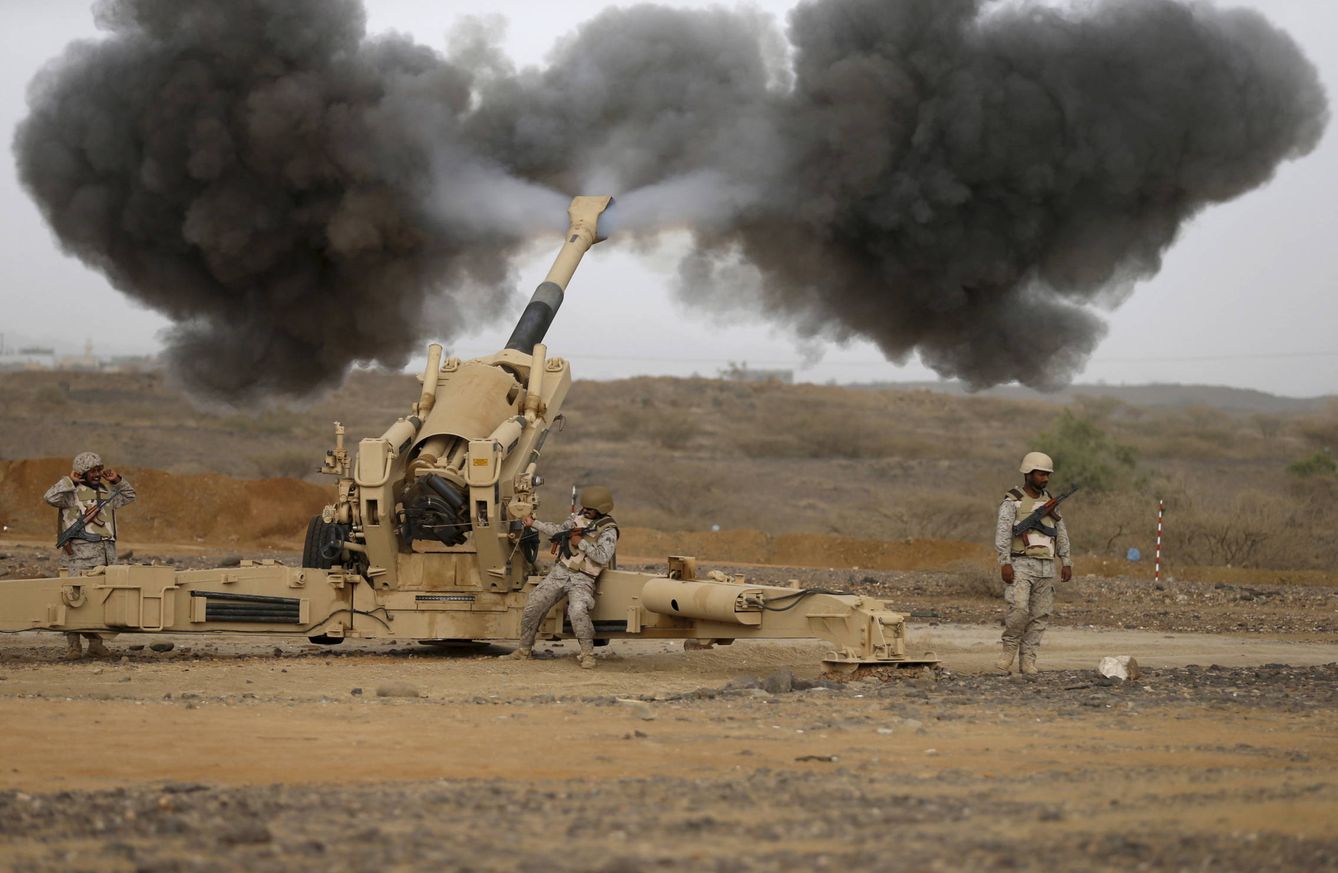 Soldados saudíes atacan con artillería posiciones de los rebeldes hutíes en la frontera de Arabia Saudí con Yemen. (Reuters) 