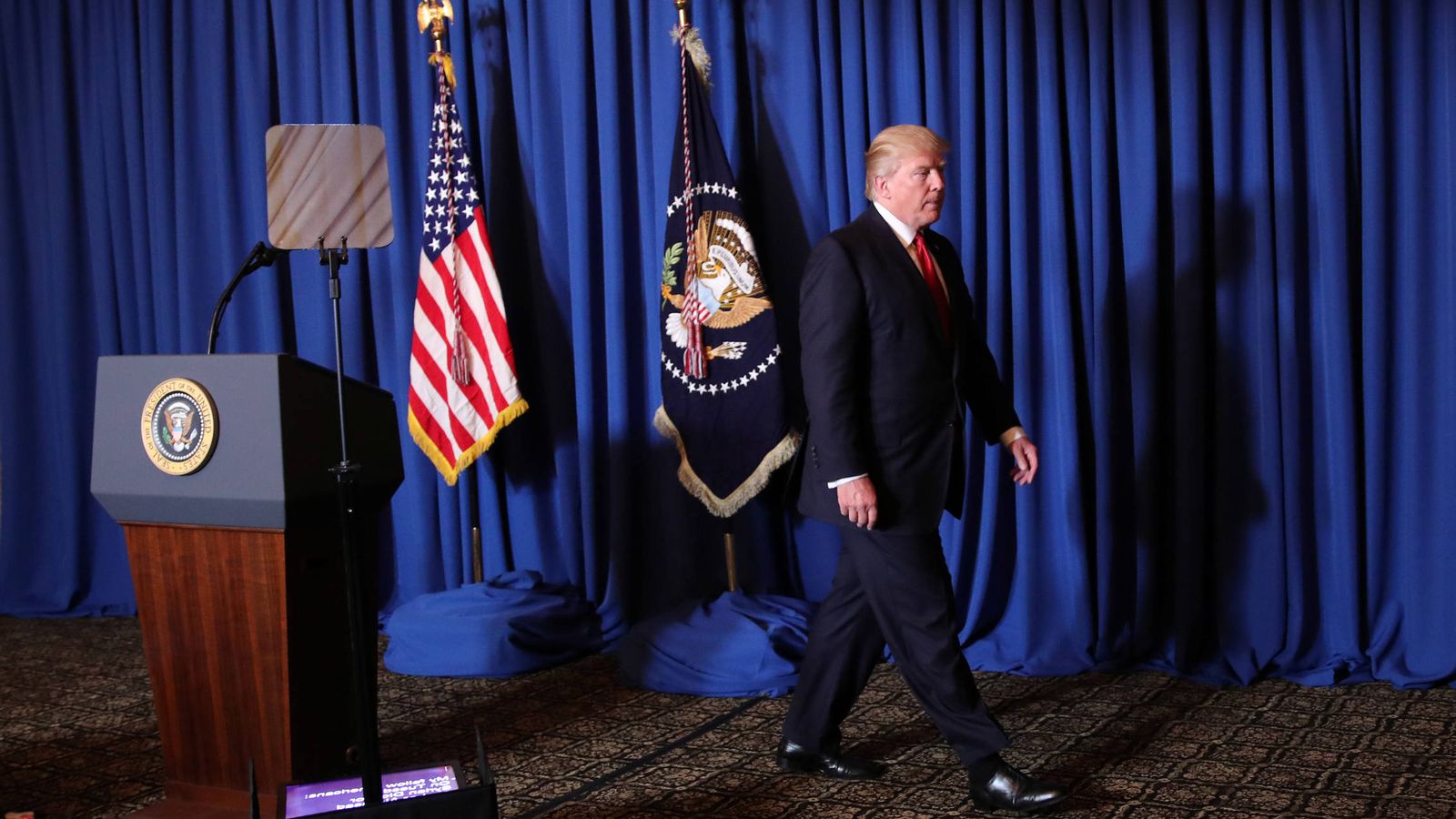 Foto: El presidente Trump abandona la tribuna tras hacer una declaración sobre el ataque con misiles contra una base militar en Siria, el 6 de abril de 2017. (Reuters)