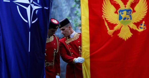 Foto: La guardia de honor montenegrina inspecciona las banderas del país y de la OTAN antes de una ceremonia en Podgorica, el 7 de junio de 2017. (Reuters)