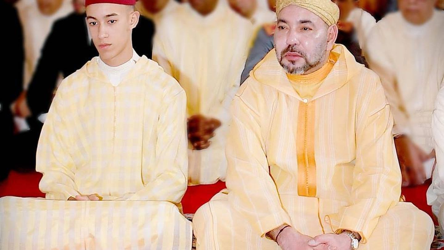 Mohamed VI y su hijo Moulay Hassan en una mezquita de Rabat el 20 de abril. (MAP) 