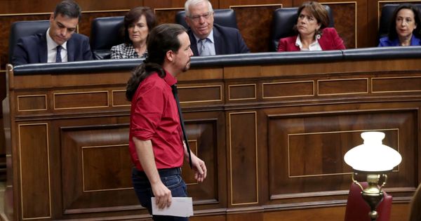 Foto: El líder de Podemos, Pablo Iglesias, pasa frente a Pedro Sánchez tras una intervención en el pleno del Congreso de la pasada legislatura. (EFE)