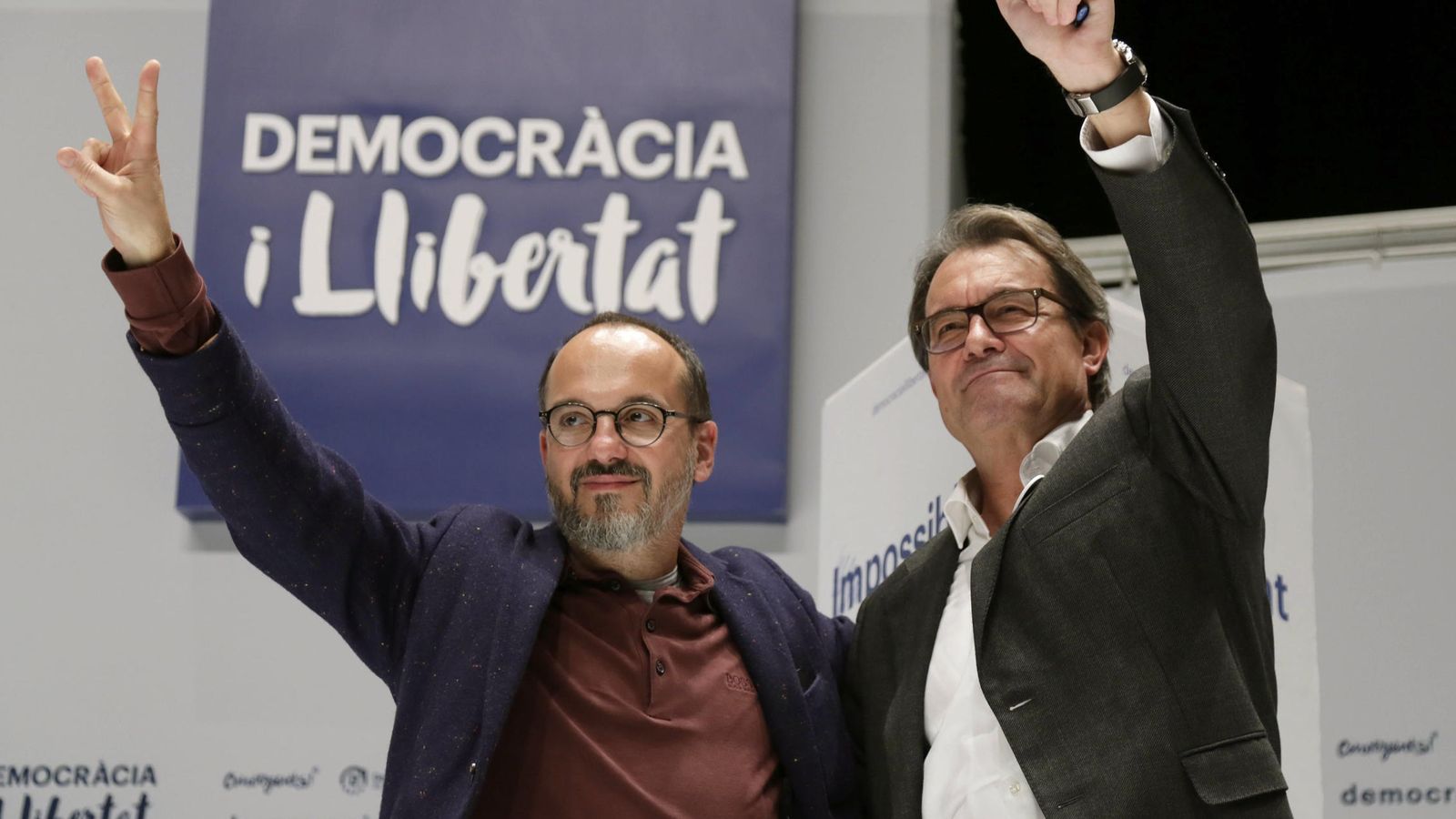 Foto: El número dos de Democràcia i Llibertat (DiL) por Barcelona, Carles Campuzano, y el presidente en funciones de la Generalitat, Artur Mas, durante un mitin del partido. (Efe) 