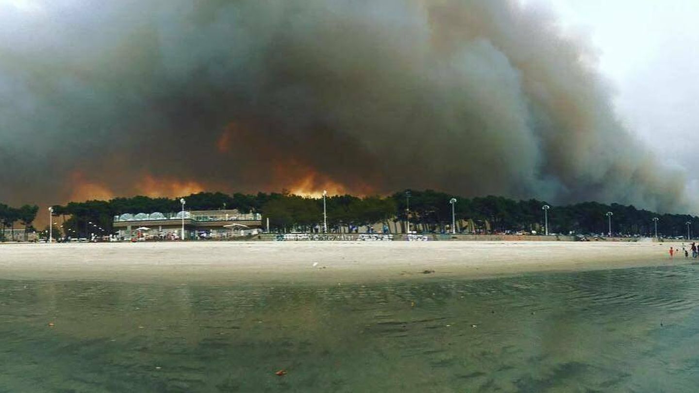 Imagen del incendio en Vigo visto desde la playa de Samil 