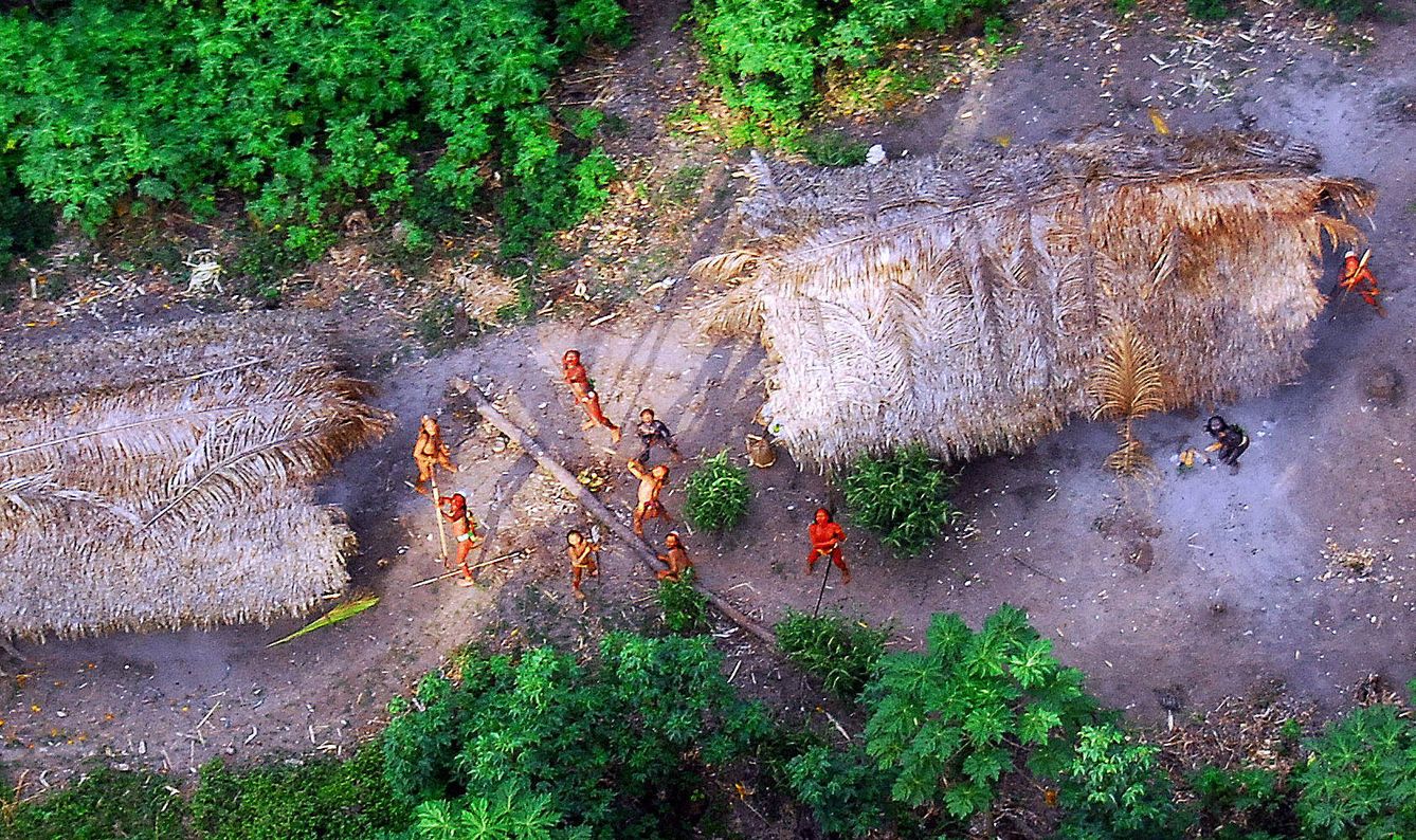 Indios de la Amazonia lanzan flechas a un helicóptero que sobrevuela la selva  (EFE/Funai) 