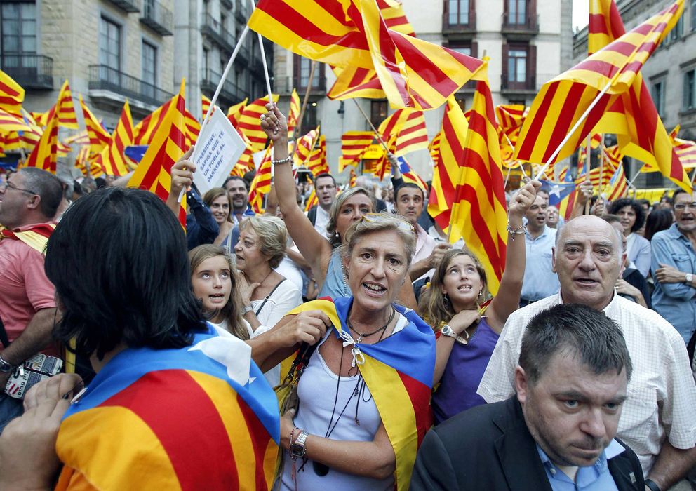 Foto: Varios miles de personas se concentran frente al Palau de la Generalitat para pedir la independencia (Efe)