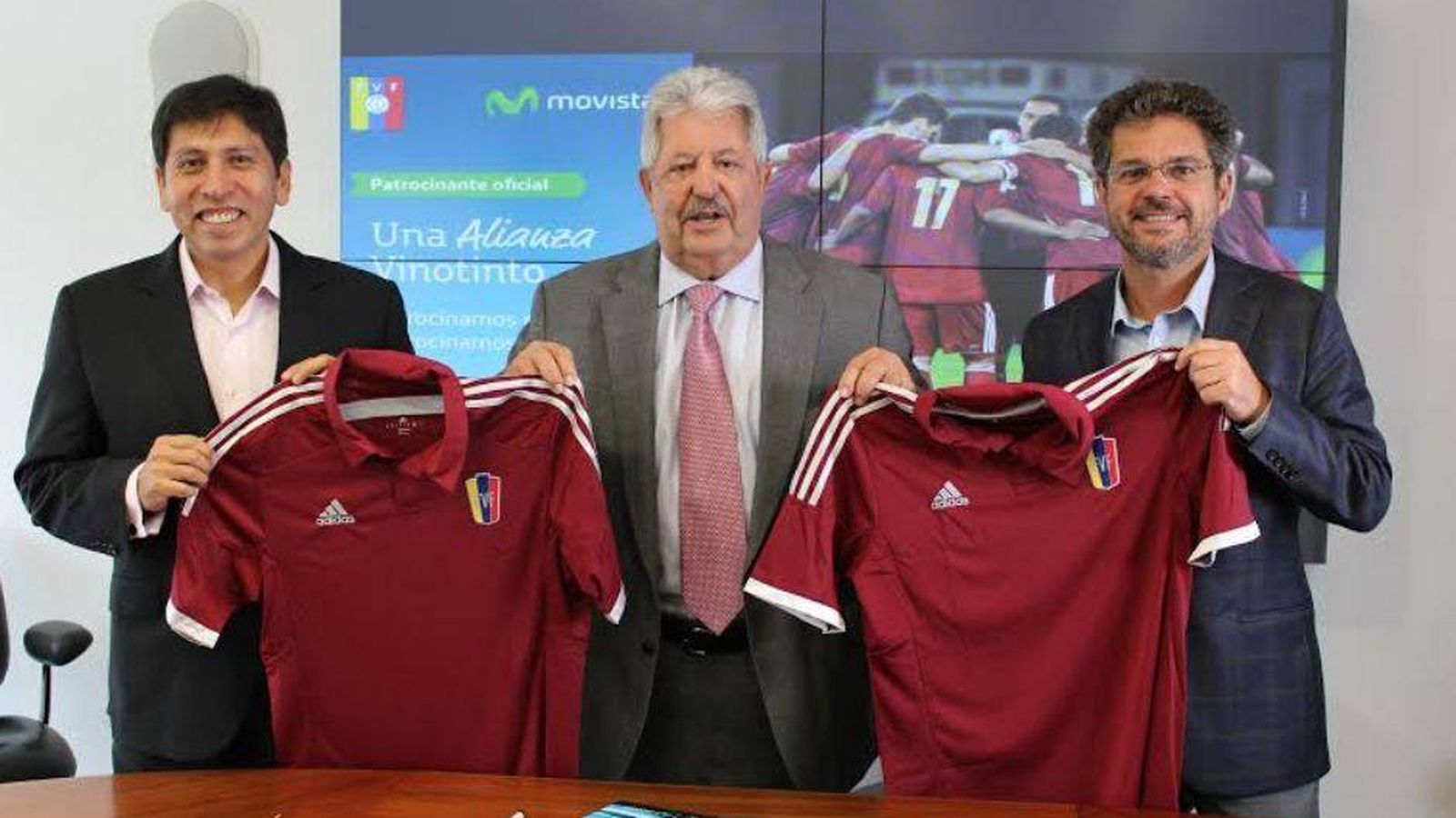 Foto: Pedro Cortez, presidente de Telefónica Venezuela; Rafael Esquivel, presidente de la Federación venezolana de Fútbol, y Renán Leal, vicepresidente de Planificación de Movistar. 