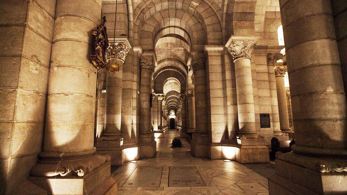 Las columnas de la cripta de la Almudena se cuentan por cientos. (Enrique Villarino)