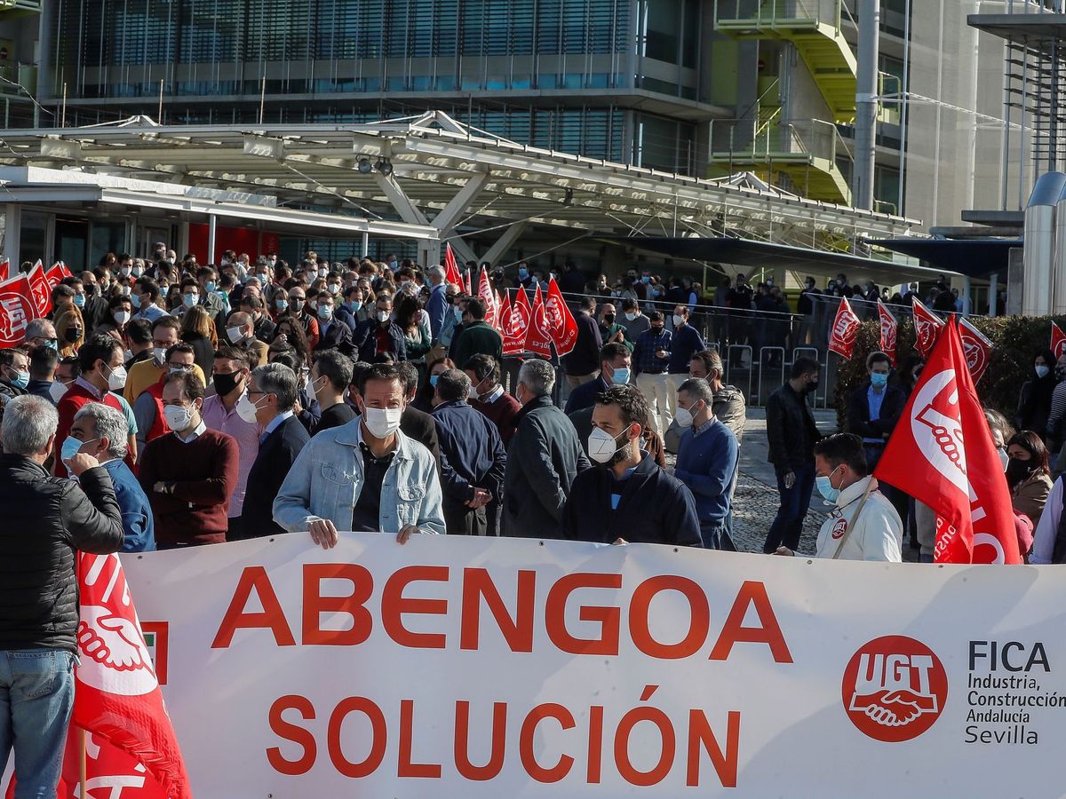 Foto: Trabajadores de Abengoa se concentran en la sede de Palmas Altas, Sevilla. (EFE)