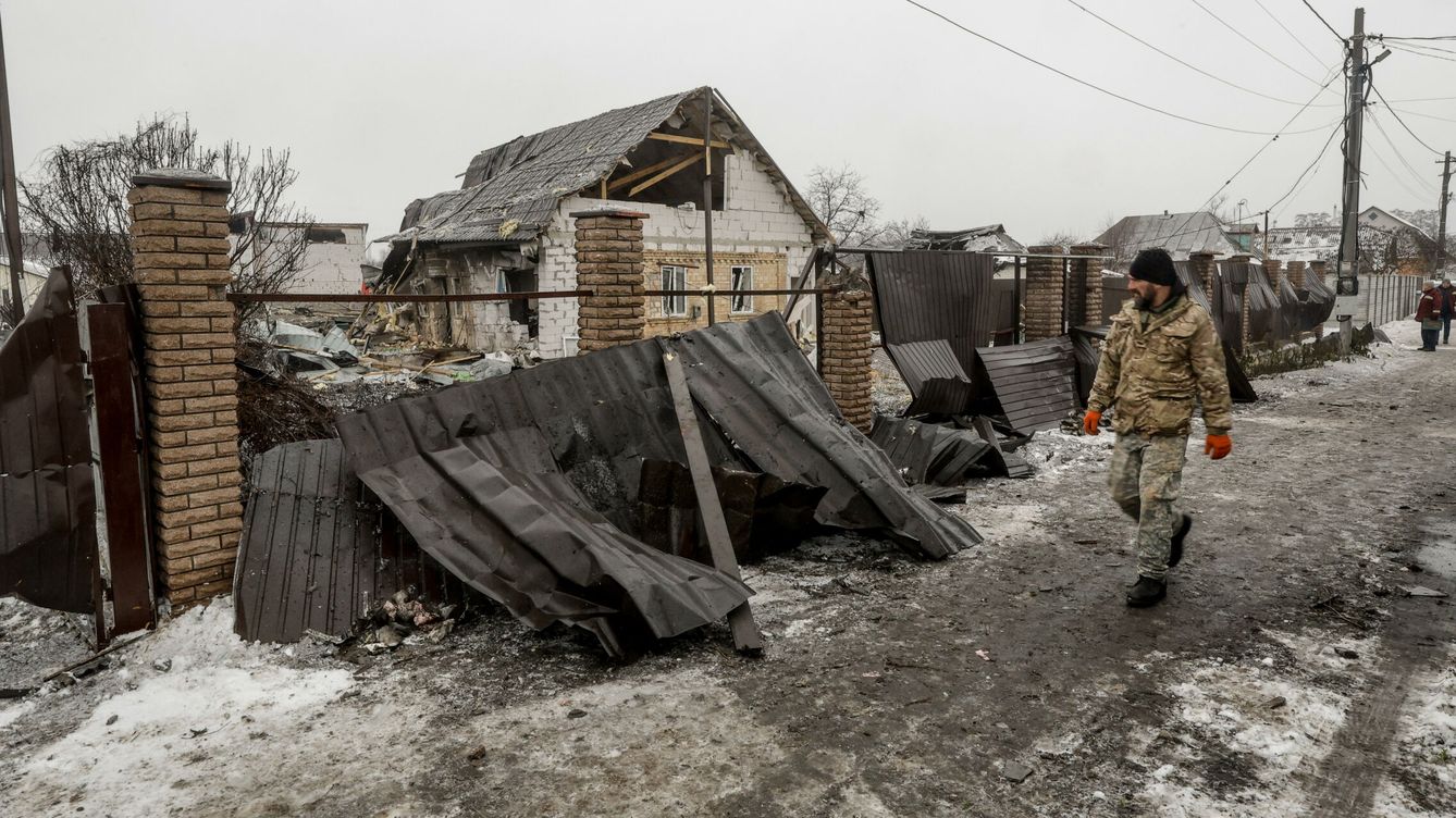 Foto: Un residente local observa una casa dañada por un ataque ruso con misiles en Kiev, Ucrania. (EFE/EPA/Sergey Dolzhenko) 