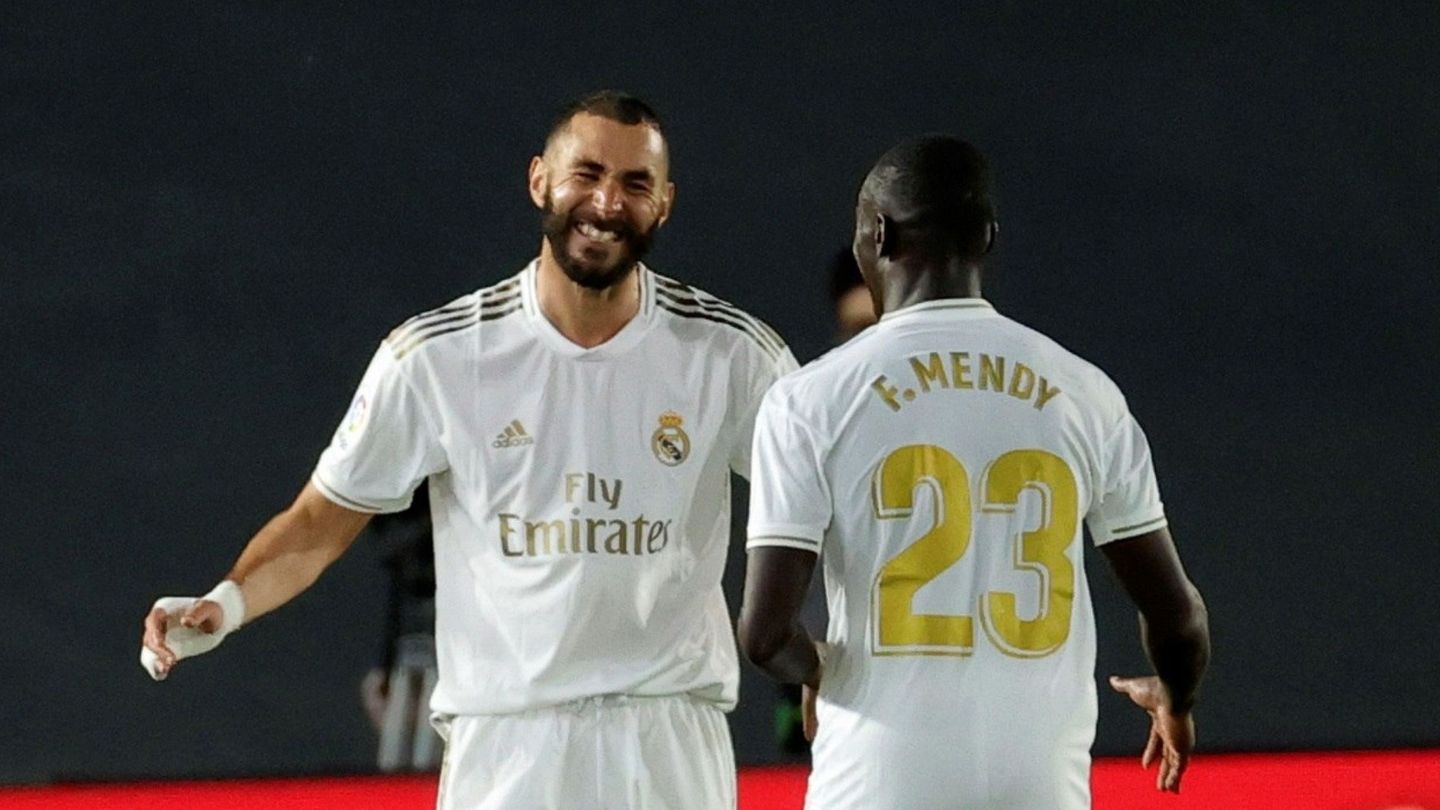 Benzema celebra un gol con Mendy. (Efe)
