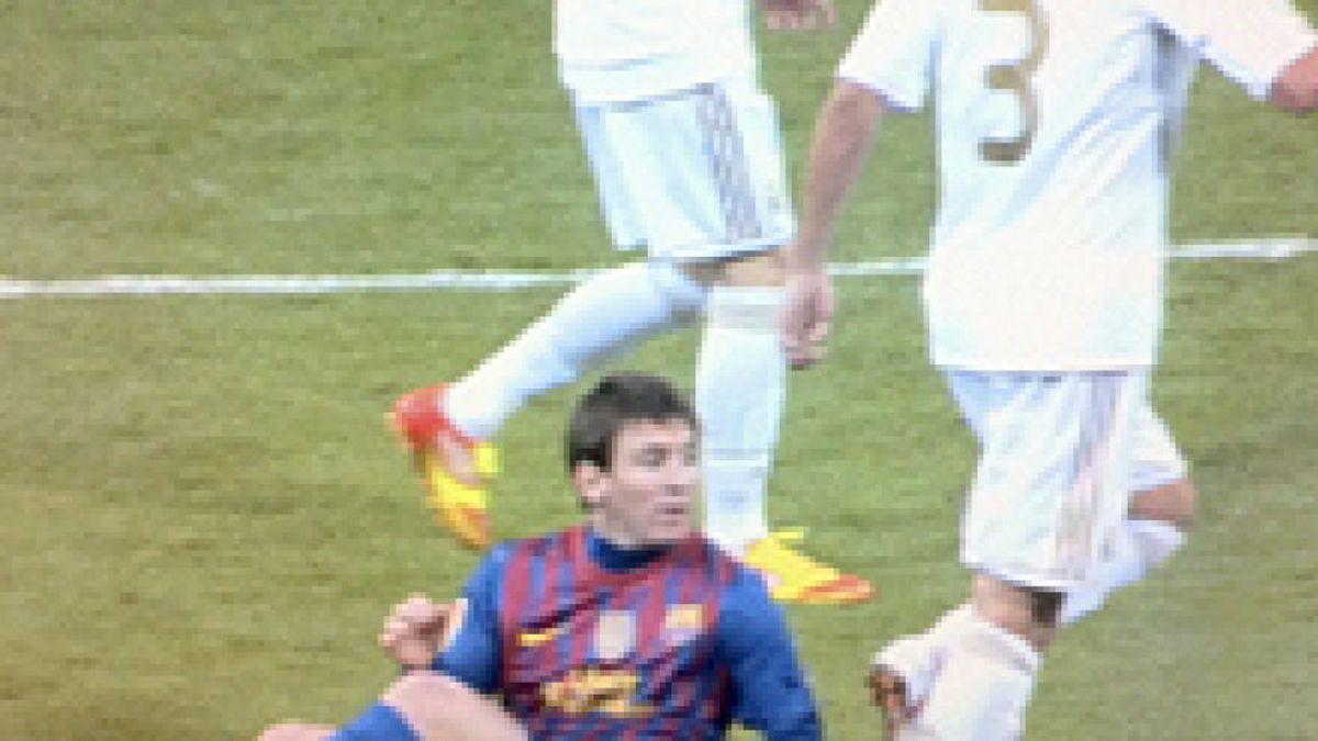 Pepe vuelve a avergonzar al madridismo: de simular un manotazo a agredir a Messi