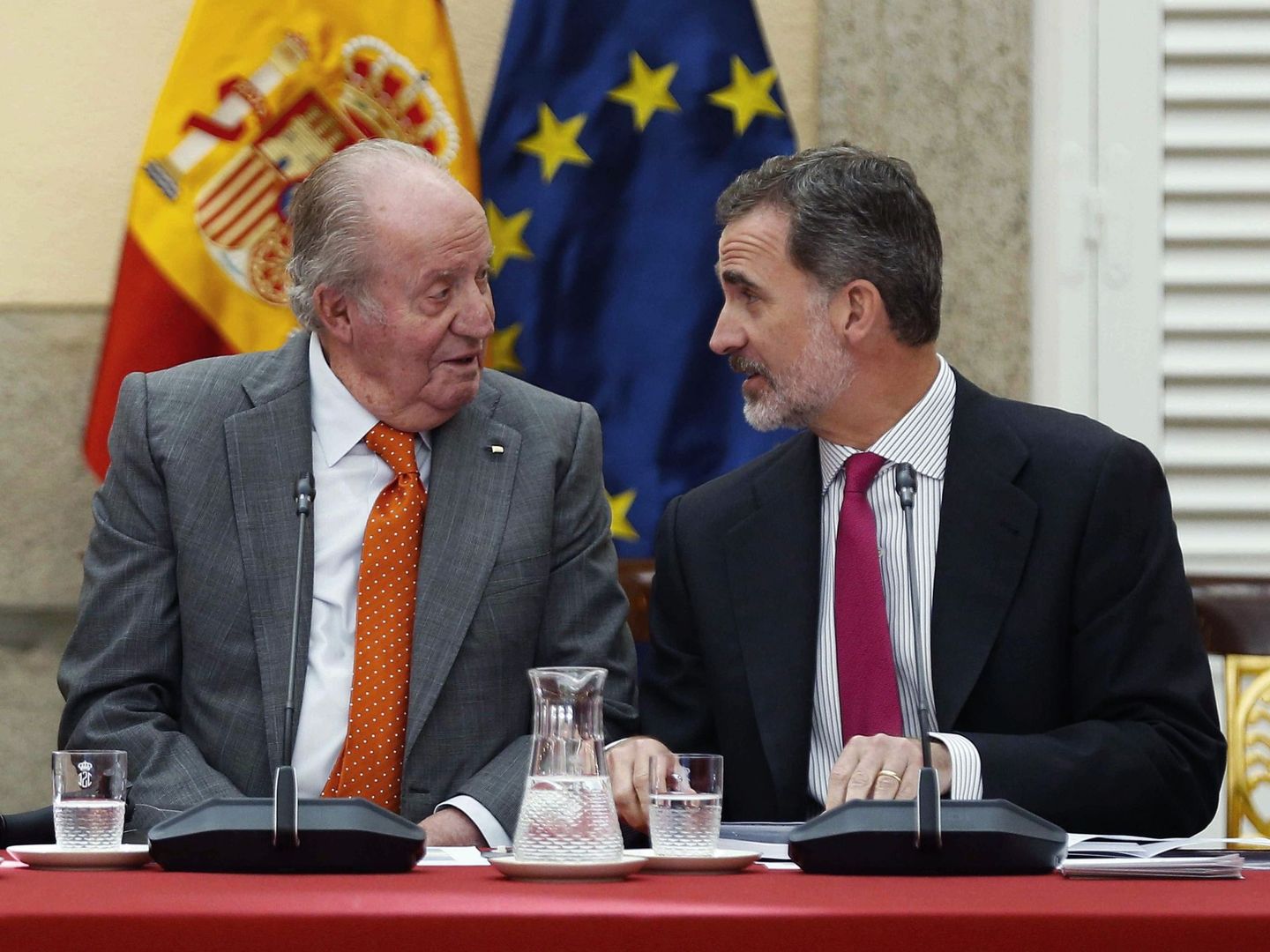 El rey Juan Carlos y el rey Felipe conversan en un acto. (EFE)