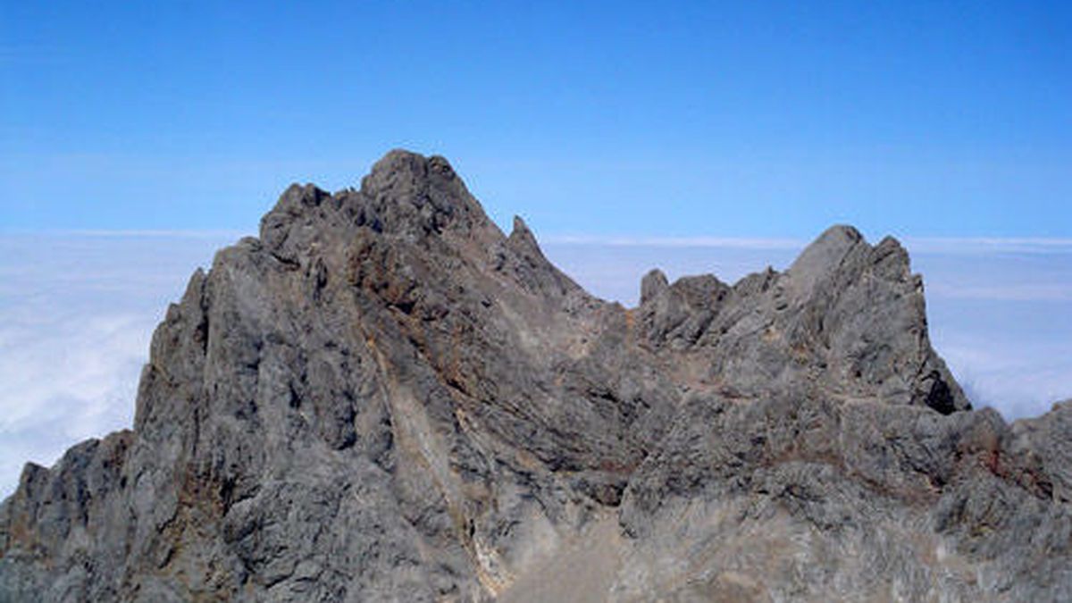 Muere un montañero al despeñarse desde veinte metros en los Picos de Europa