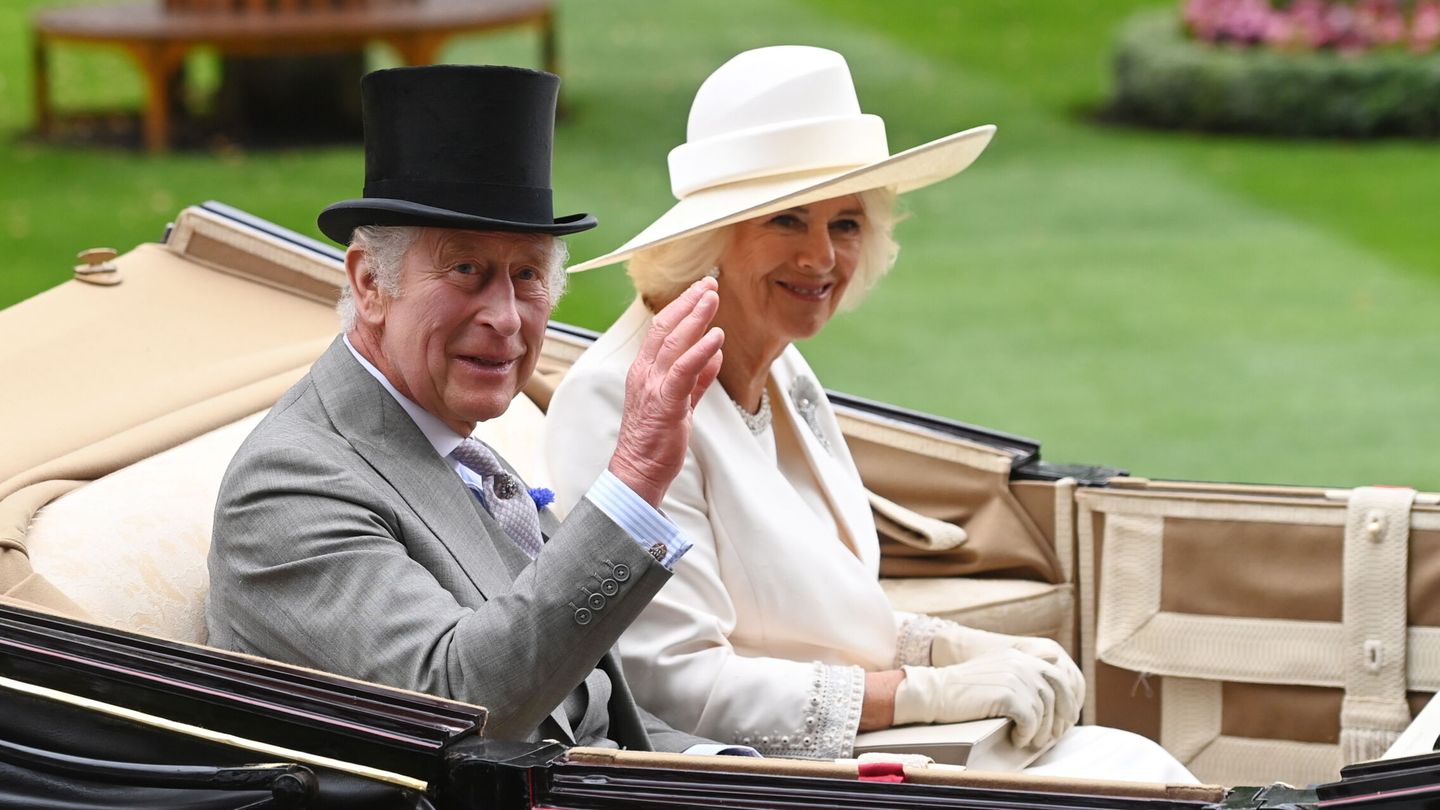El rey Carlos III y la reina Camillaasisten al primer día de las carreras de caballos Royal Ascot. (EFE)