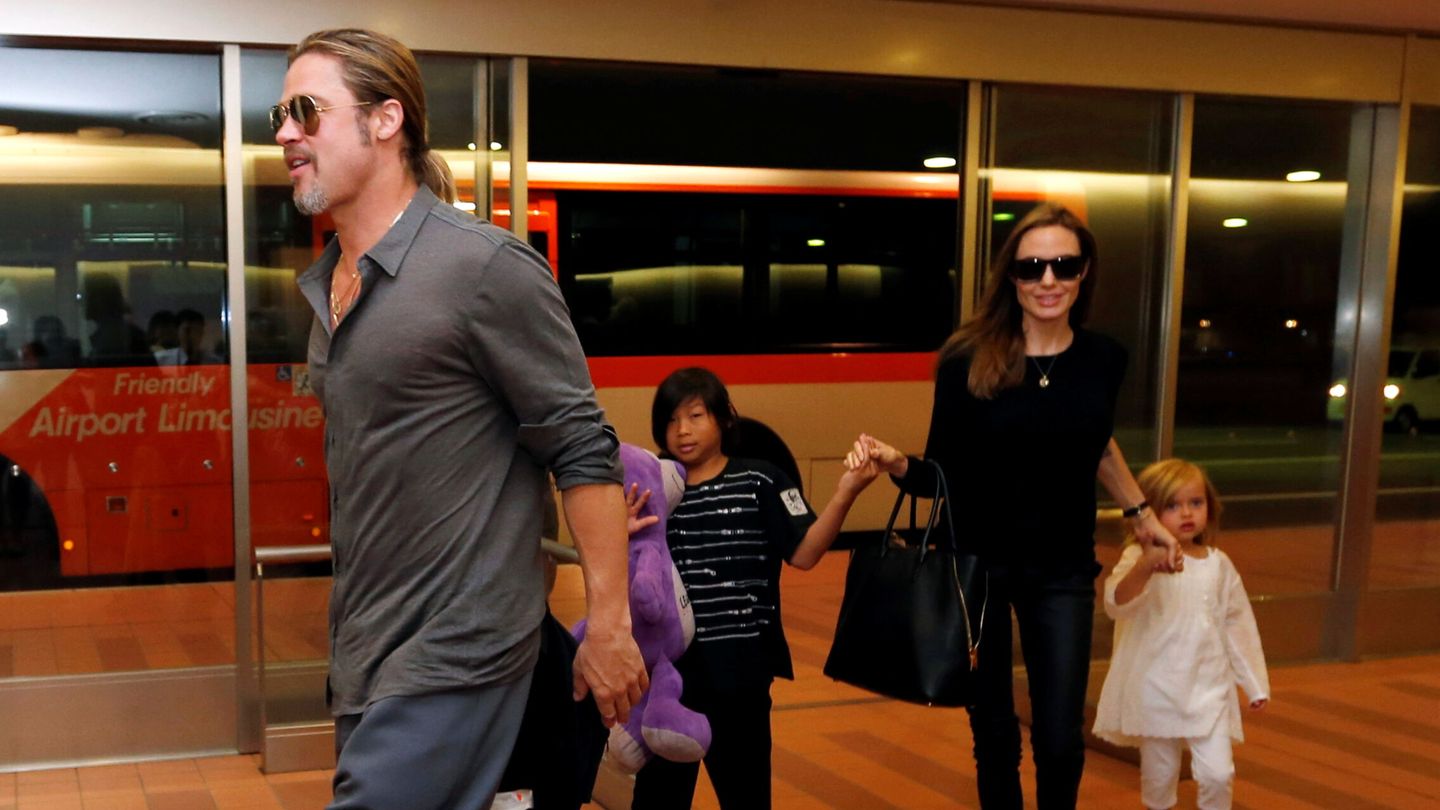 Brad Pitt y Angelina Jolie, con dos de sus hijos en 2009. (Reuters)