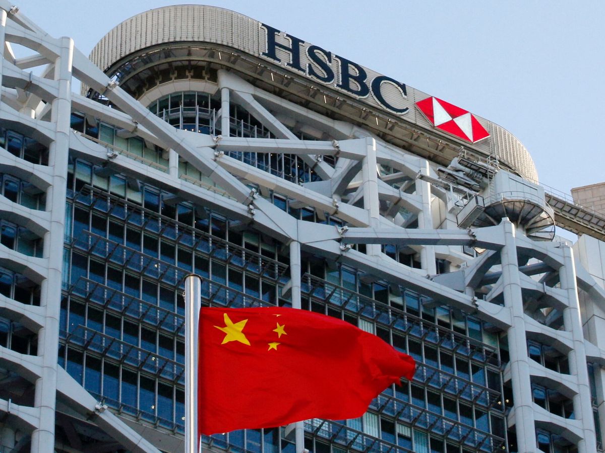 Foto: La bandera nacional China ondea frente a la sede de HSBC en Hong Kong. (Reuters/ Tyrone Siu)