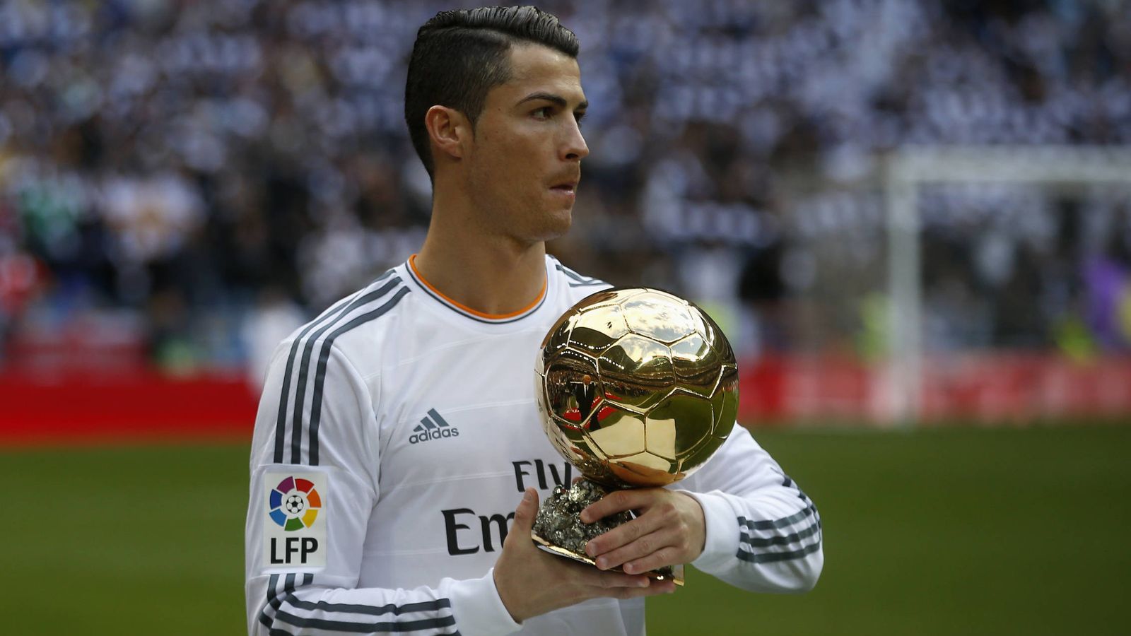 Foto: Cristiano Ronaldo posa con un Balón de Oro (Reuters)