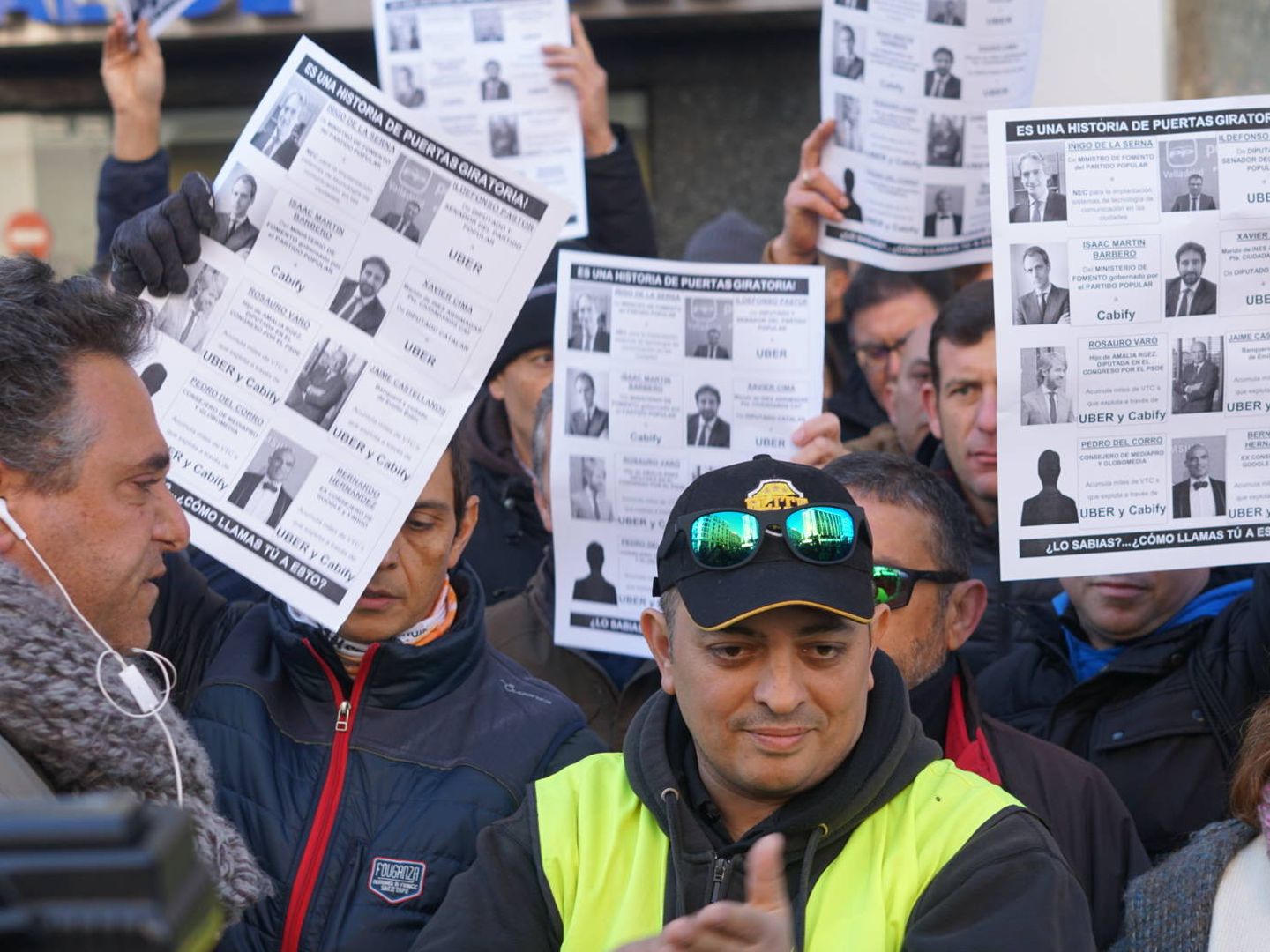 Tito Álvarez con otros taxistas frente a la sede del PP (Foto: M. Mcloughlin)
