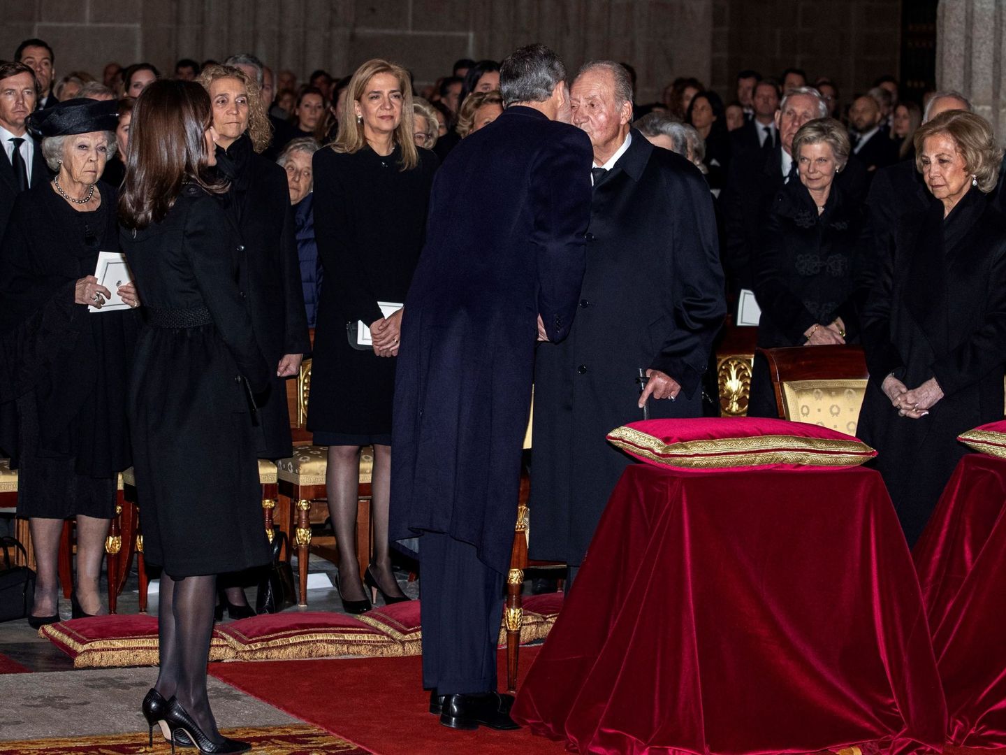 El rey Felipe saluda a su padre en el funeral de la infanta Pilar. (EFE)