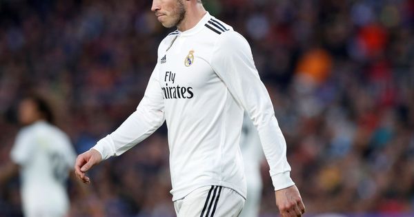 Foto: Gareth Bale, serio, abandona el terreno de juego en el Camp Nou. (EFE)