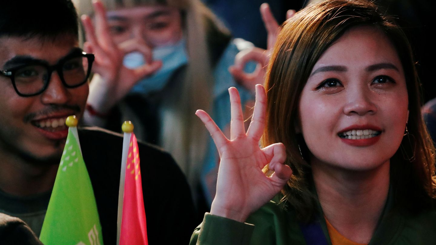 Los partidarios del presidente de Taiwán, Tsai Ing-wen, celebran los resultados electorales. (Reuters)