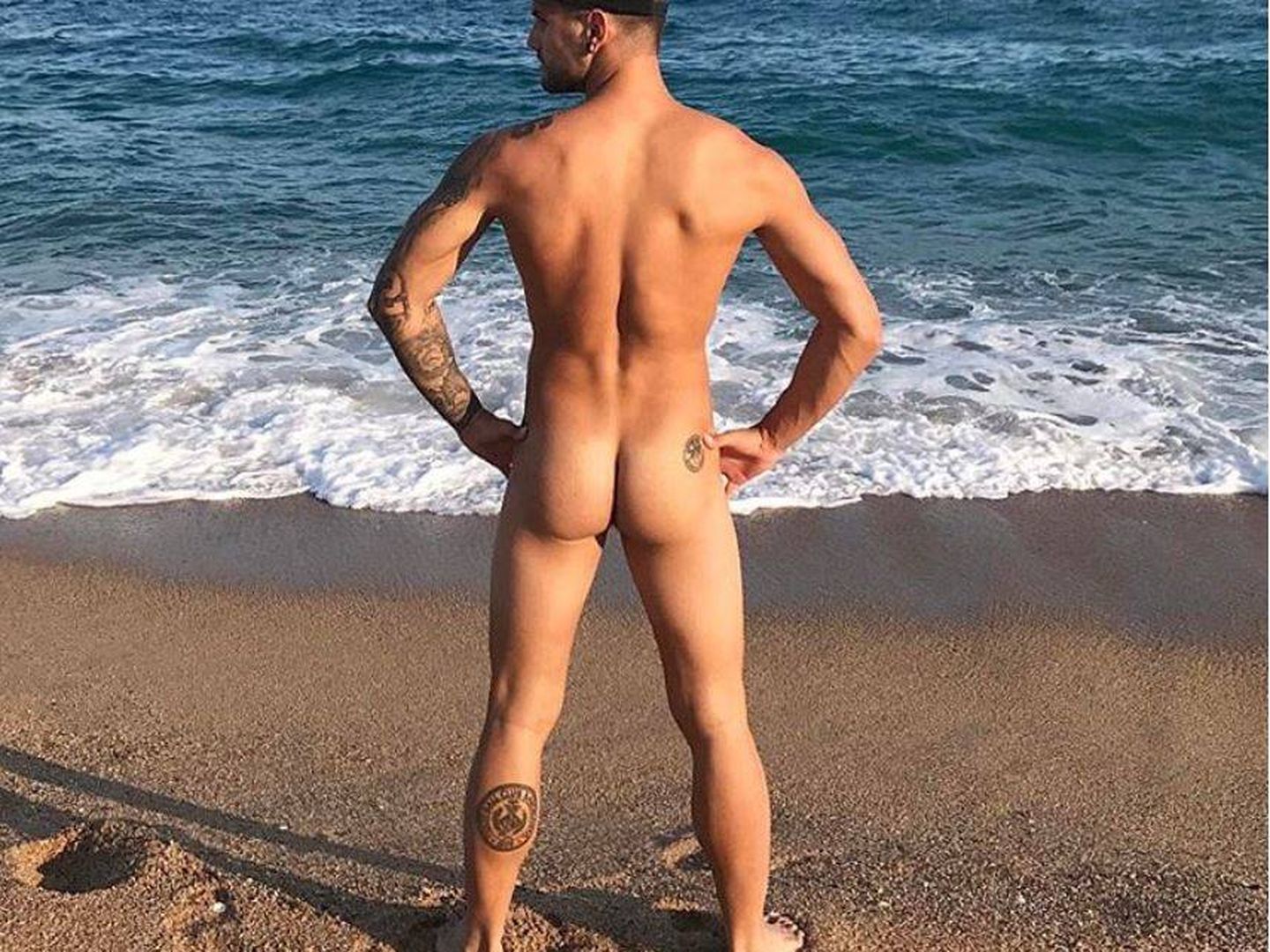 Albert Barranco completamente desnudo en la playa. (Instagram)