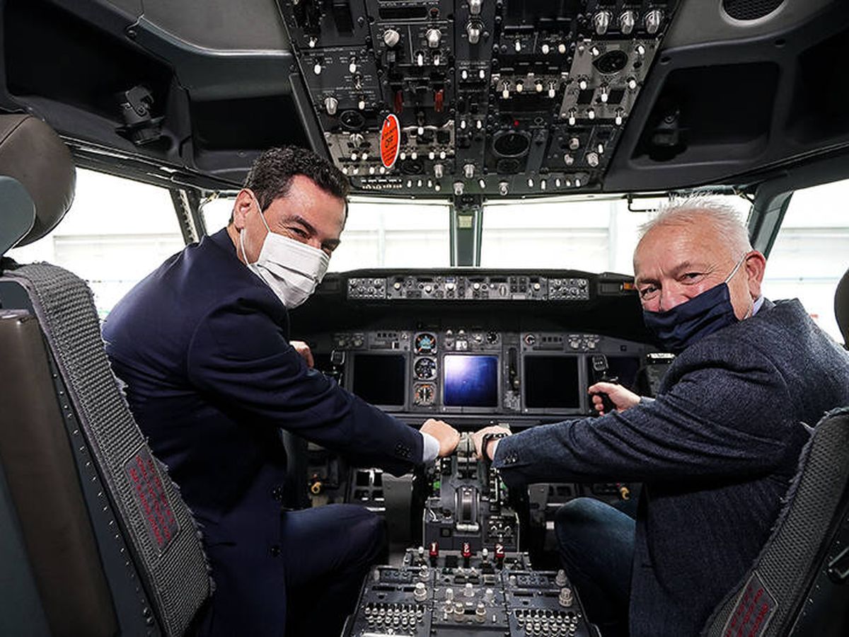 Foto: Juanma Moreno y Eddie Wilson, en un avión de Ryanair.