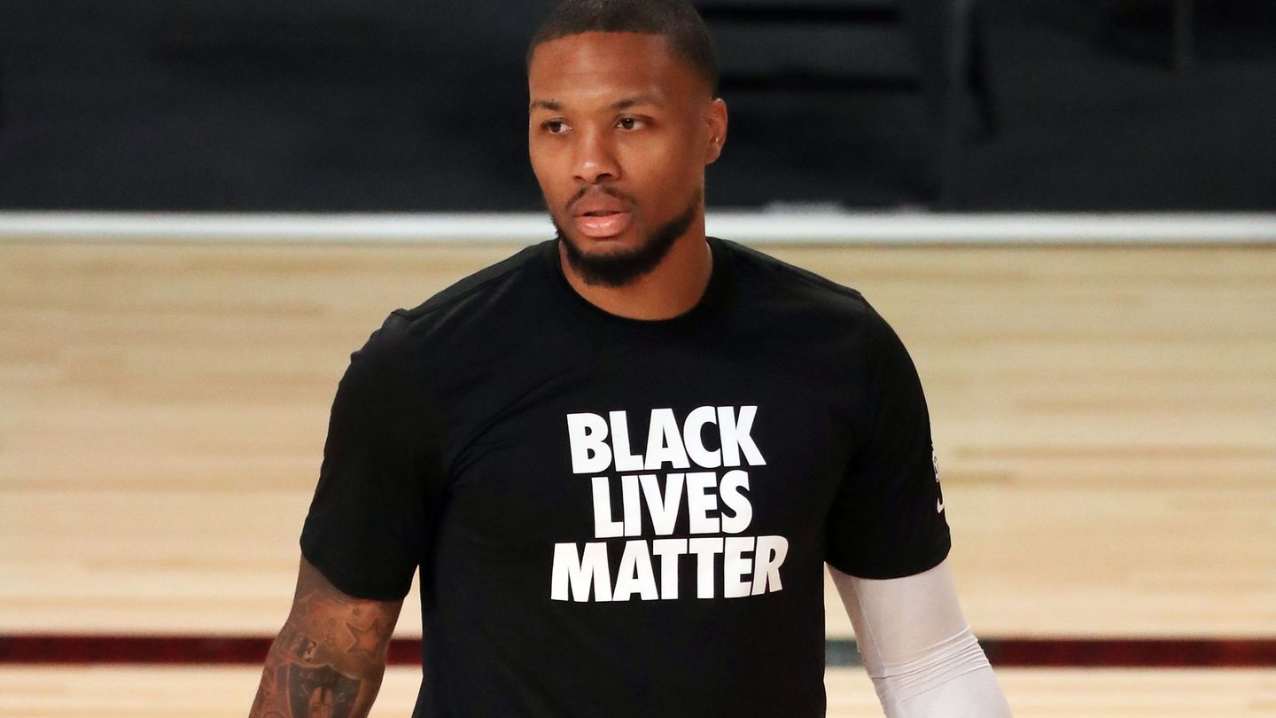 Lillard, vistiendo una camiseta de apoyo a las propuestas de Black Lives Matter. (Reuters)