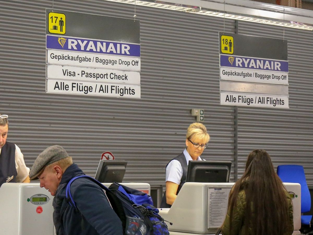 Ryanair comienza a cobrar extra por el transporte a de dos bultos