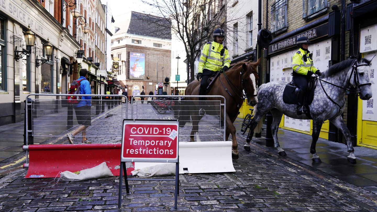 Dos policías londinenses hacen su ronda. (Reuters)