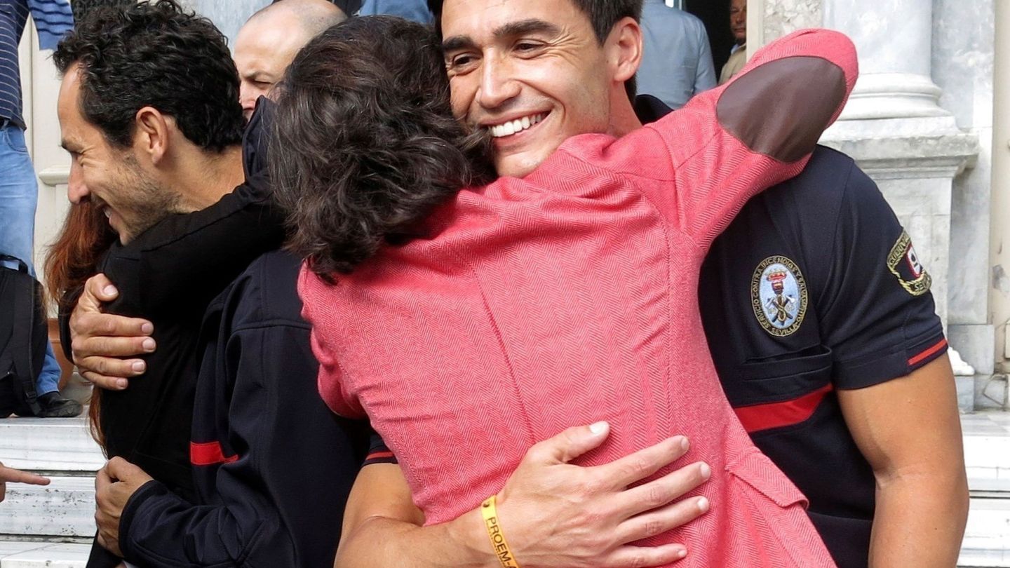 La consejera de Justicia de la Junta de Andalucía, Rosa Aguilar, abraza a José Enrique Rodríguez. (EFE)