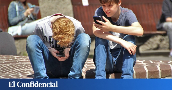 La Conselleria de Educación prohíbe el uso de móviles en colegios e institutos