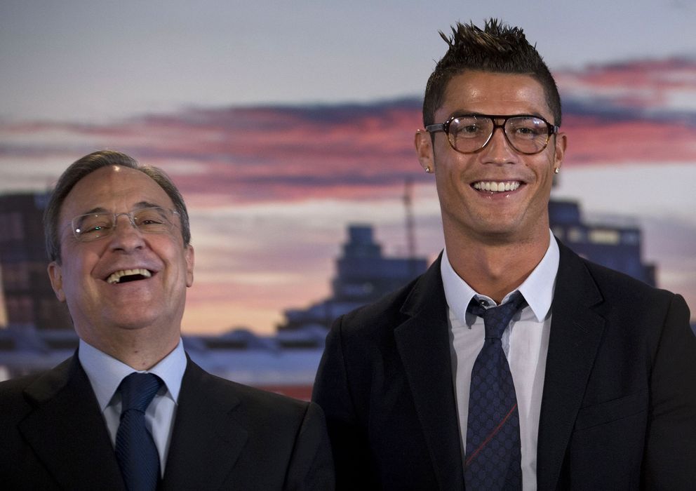 Foto: Cristiano Ronaldo y Florentino Pérez, durante el acto de renovación del contrato del portugués