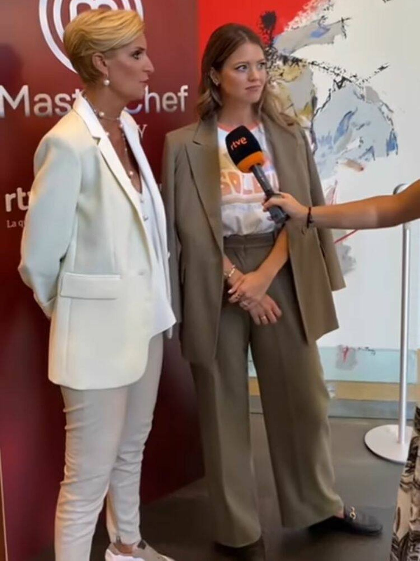 María Zurita e Isabelle Junot, en la presentación de 'MasterChef Celebrity' en Vitoria. (Instagram/@masterchef_es)