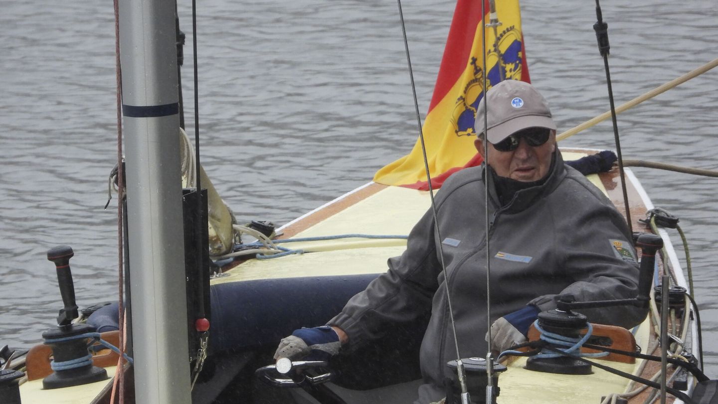 Don Juan Carlos, en las regatas de Sanxenxo. (EFE)