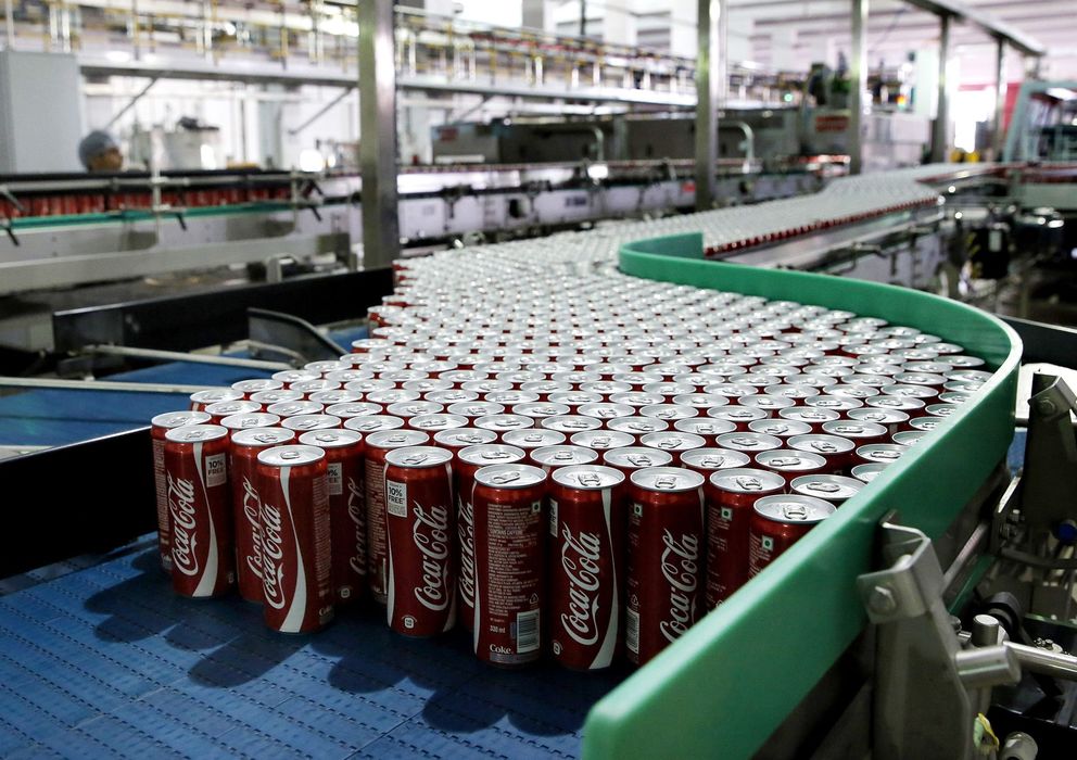 Foto: Latas de Coca Cola una fábrica de la compañía. (EFE)