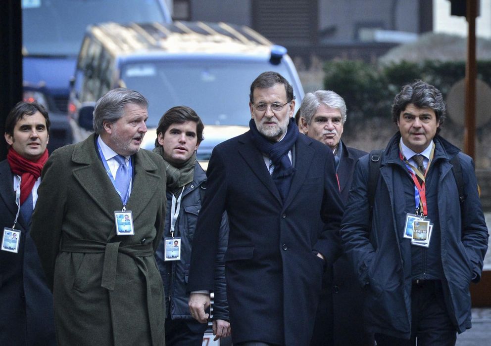 Foto: El presidente del Gobierno español, Mariano Rajoy (c), y el jefe de su gabinete, Jorge Moragas (d), a su llegada a la cumbre de jefes de Estado y de Gobierno de la Unión Europea en Bruselas (EFE)