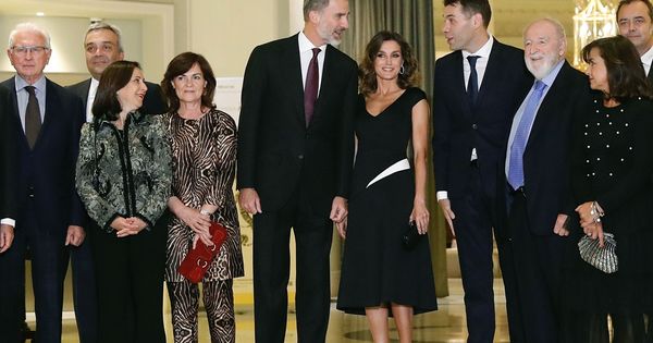 Foto: Los reyes Felipe y Letizia, junto a la vicepresidenta del Gobierno, Carmen Calvo, y el periodista Rubén Amón, entre otros. (EFE)
