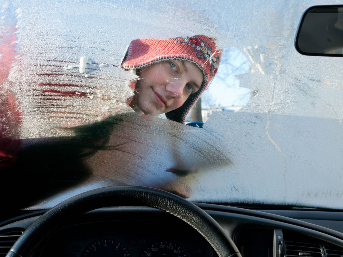 Cómo descongelar el parabrisas del coche rápido y fácil