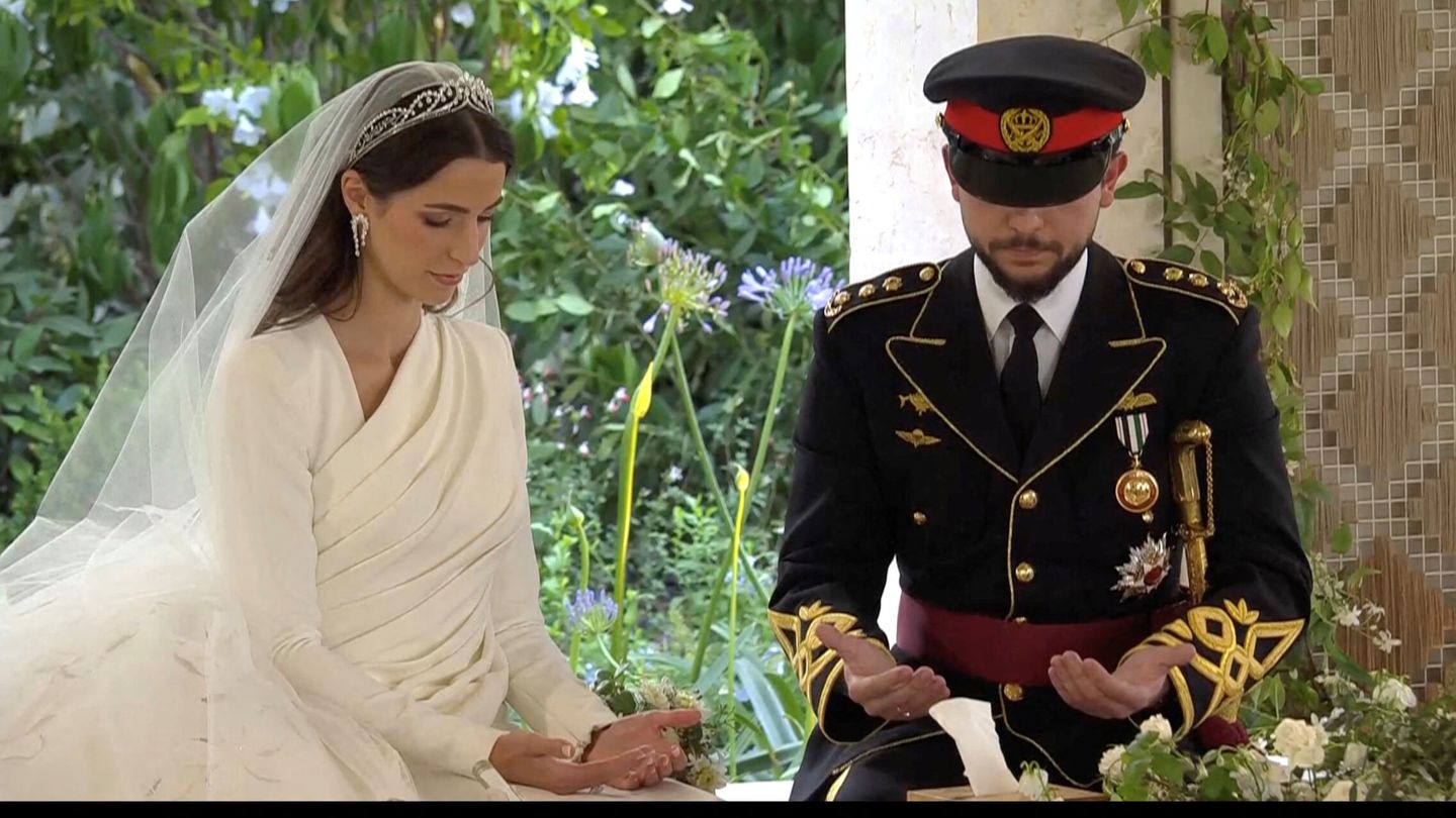 Jordan's Crown Prince Hussein and Rajwa Al Saif are seen at their royal wedding ceremony, in Amman, Jordan, June 1, 2023 in this screen grab taken from a video. Royal Hashemite Court (RHC) Handout via REUTERS ATTENTION EDITORS - THIS IMAGE WAS PROVIDED BY A THIRD PARTY. NO RESALES. NO ARCHIVES.