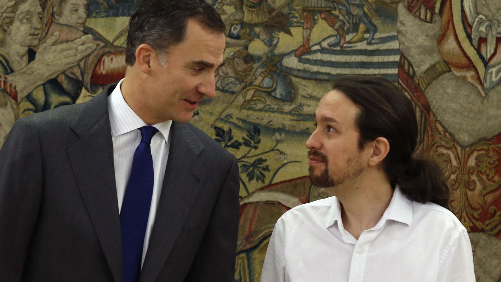 Foto: El rey Felipe VI recibe en Zarzuela al líder de Podemos, Pablo Iglesias, durante el último día de la ronda de consultas con partidos políticos. (EFE)