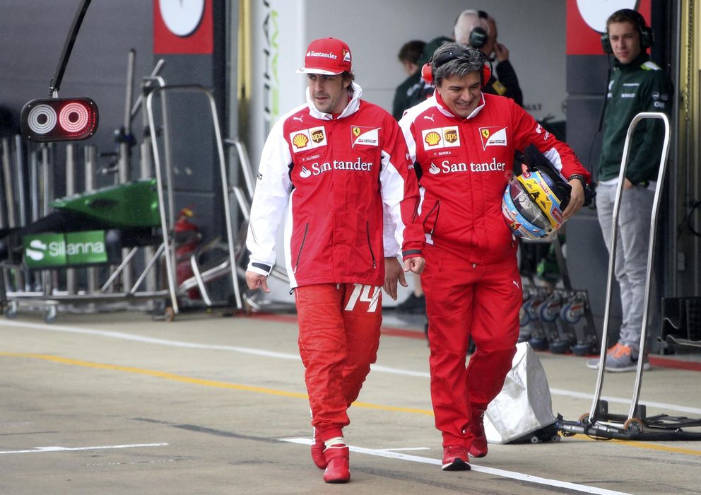 Foto: Fernando Alonso caminando por el 'pitlane' de Silverstone.