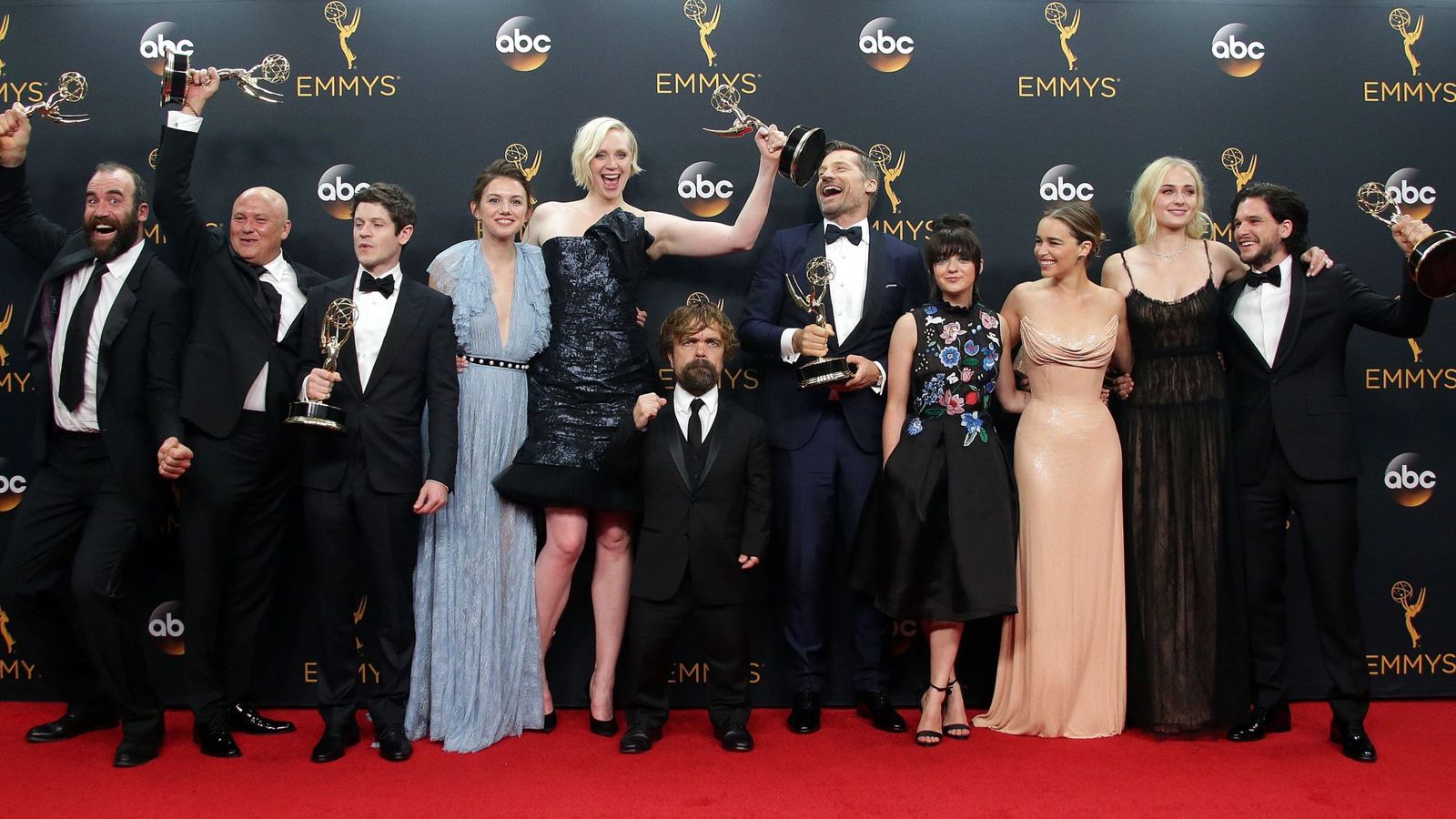 Foto: El equipo de 'Juego de Tronos' posa con sus Emmy en el Microsoft Theater de Los Ángeles. Foto: EFE EPA MIKE NELSON