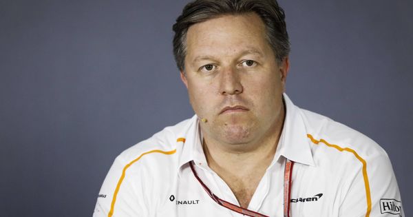 Foto: Zak Brown, máximo responsable de McLaren, se une a Red Bull para avisar que estudiará su continuidad en la F1 dependiendo de su nueva estructura (IMAGO)